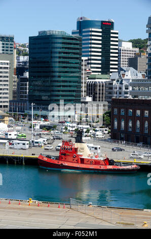 Red rimorchiatore porto, edifici per uffici e il CBD dietro, Wellington, Isola del nord, Nuova Zelanda Foto Stock