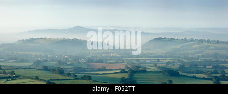 Glastonbury Tor e Somerset livelli nella nebbia di mattina. Somerset. In Inghilterra. Regno Unito. Foto Stock
