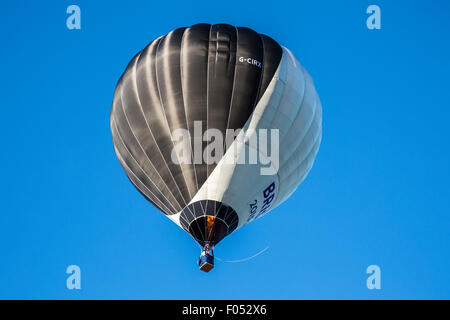 Ashton Court, Bristol, Regno Unito. 07 Ago, 2015. Il primo al mondo porta passeggeri alimentati a energia solare il palloncino è stato lanciato a Bristol International Balloon Fiesta. Il palloncino ibrido ha anche un convenzionale bruciatore a propano a fianco costruito in pannelli solari. Bristol, Regno Unito. Il 7 agosto, 2015. Credito: Fotografia Redorbital/Alamy Live News Foto Stock