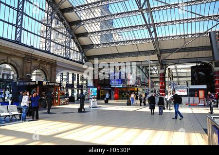 Atrio principale nella stazione ferroviaria di Lime Street, Liverpool, Merseyside England, Regno Unito, Europa occidentale. Foto Stock