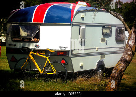 Vecchia roulotte con union jack flag dipinta sul tetto Foto Stock