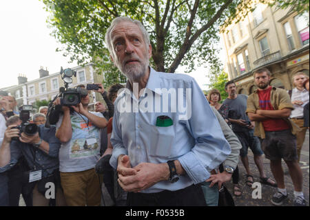 Norwich, Norfolk, Regno Unito. 06 Ago, 2015. Leadership laburista candidato, Jeremy Corbyn, MP in un rally a Norwich, Norfolk Fotografia leadership laburista candidato, Jeremy Corbyn, MP in un rally a Norwich, Norfolk Fotografia Credito: Jason Bye/Alamy Live News Foto Stock