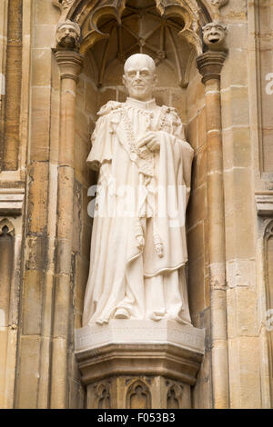 Statua del Principe Filippo, il Duca di Edimburgo, presso la Cattedrale di Canterbury e dallo scultore Nina Bilbey commissionato per contrassegnare la regina del Giubileo di diamante. Regno Unito Foto Stock