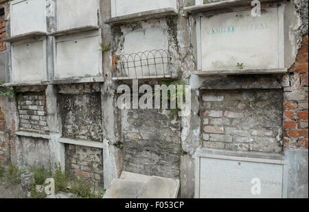 Sepoltura murata Vaults, St. Louis cimitero di New Orleans, Louisiana USA. La maggior parte delle tombe in questo cimitero sono al di sopra del suolo. Foto Stock