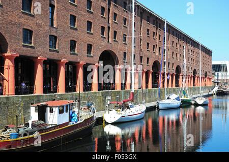 Yacht e barche ormeggiate in Albert Dock, Liverpool, Merseyside England, Regno Unito, Europa occidentale. Foto Stock
