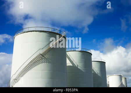 Industriali di serbatoi di accumulo di carburante contro il cielo blu. Dettaglio Foto Stock