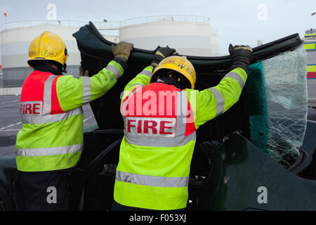 Vigili del fuoco e della protezione civile Unità di emergenza a incidente di auto rimozione brocken schermo antivento Foto Stock