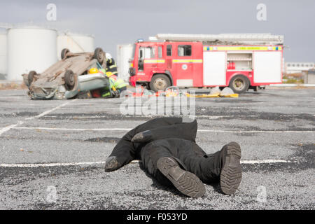 Vigili del fuoco e della protezione civile Unità di emergenza a car crash della formazione Foto Stock