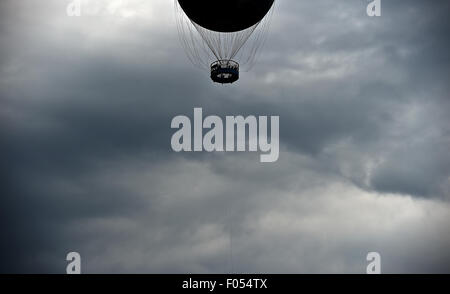 Berlino, Germania. Il 7 agosto, 2015. La foto mostra le nuvole scure dietro ad un pallone frenato a Berlino, Germania, 7 agosto 2015. Foto: Britta Pedersen/dpa/Alamy Live News Foto Stock