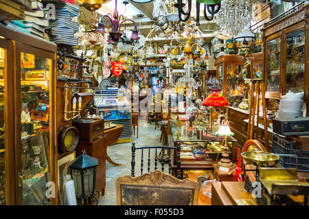 Interni antichi indesiderata bric-a-brac shop COLLEZIONISMO Collezionismo antiquariato carichi di roba stipati Foto Stock