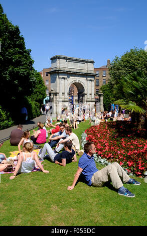 St Stephens Green dublin persone estate rilassante pausa pranzo seduti Arco erba ingresso ad arco Foto Stock