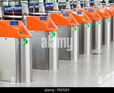 Cancelli di biglietteria presso una stazione ferroviaria Foto Stock