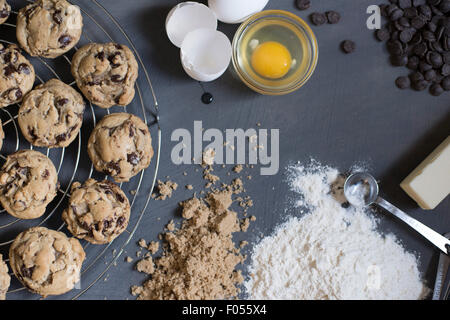 I biscotti al cioccolato su raffreddamento per rack con ingredienti Foto Stock