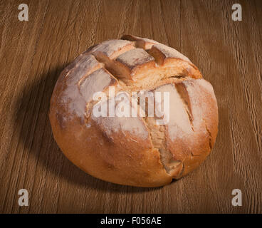 Filone di freschi fatti in casa di pasta acida pane sul tavolo di legno Foto Stock