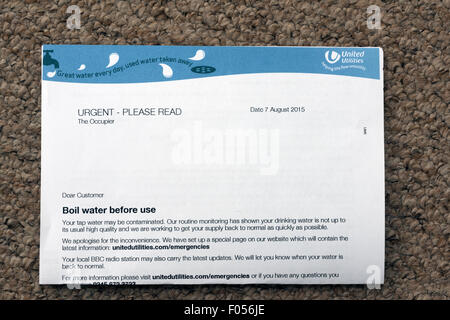 Blackpool, venerdì 7 agosto 2015. United Utilities emettere una direttiva di emergenza attenzione tutti i residenti di Blackpool, Preston, Chorley, Fylde, Wyre e South Ribble a bollire la loro acqua prima dell'uso fino ad ulteriore comunicazione a causa di una infezione da Cryptosporidium parassita. Ciò influisce sull'acqua che bevono, spazzolare i denti con e preparare il cibo con. Tutte le famiglie hanno avuto una lettera consegnate a mano a loro oggi, venerdì, informandolo del problema e le misure di cui hanno bisogno per taketo salvaguardare la loro salute Credito: Barrie Harwood/Alamy Live News Foto Stock