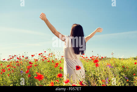 Giovane donna sul campo di papavero Foto Stock