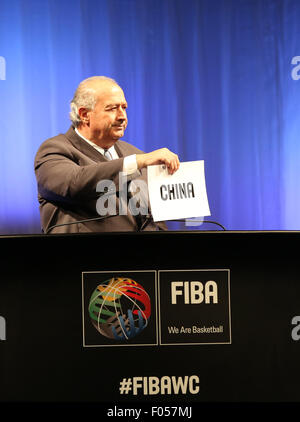 Tokyo, Giappone. Il 7 agosto, 2015. La FIBA (International Basketball Federation) presidente Horacio Muratore annuncia la Cina come paese ospitante del 2019 basket FIBA World Cup nel corso di una cerimonia che si terrà a Tokyo, capitale del Giappone, 7 Agosto, 2015. Capo della FIBA qui ha annunciato venerdì che la Cina ospiterà il 2019 basket FIBA World Cup. Credito: Liu Tian/Xinhua/Alamy Live News Foto Stock