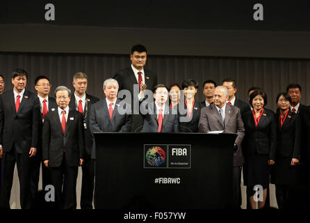 Tokyo, Giappone. Il 7 agosto, 2015. Zhang Jiandong anteriore (C), vice sindaco di Pechino e presidente della Cina 2019 Comitato di offerta, parla dopo la FIBA (International Basketball Federation) presidente Horacio Muratore ha annunciato la Cina come paese ospitante del 2019 basket FIBA World Cup nel corso di una cerimonia che si terrà a Tokyo, capitale del Giappone, 7 Agosto, 2015. Capo della FIBA qui ha annunciato venerdì che la Cina ospiterà il 2019 basket FIBA World Cup. Credito: Liu Tian/Xinhua/Alamy Live News Foto Stock