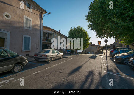 Segno del villaggio e le ombre della sera in Sablet, Provenza Alpi Costa Azzurra, Francia Foto Stock