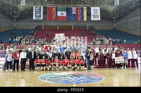 Qingyuan, la Cina della provincia di Guangdong. Il 7 agosto, 2015. Vincitore Nuova Zelanda (C), runner-up Messico (L) e terzo posto-vincitore Venezuela celebrano durante la cerimonia di premiazione del Stankovic Continental Cup 2015 in Qingyuan, Cina del sud della provincia di Guangdong, 7 Agosto, 2015. Nuova Zelanda battuto il Messico 70-66 nel finale e rivendicato il titolo dell'evento. Credito: Liang Xu/Xinhua/Alamy Live News Foto Stock