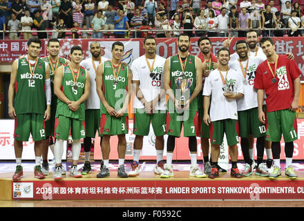 Qingyuan, la Cina della provincia di Guangdong. Il 7 agosto, 2015. I giocatori del Messico celebrano durante la cerimonia di premiazione del Stankovic Continental Cup 2015 in Qingyuan, Cina del sud della provincia di Guangdong, 7 Agosto, 2015. Nuova Zelanda battuto il Messico 70-66 nel finale e rivendicato il titolo dell'evento. Credito: Liang Xu/Xinhua/Alamy Live News Foto Stock