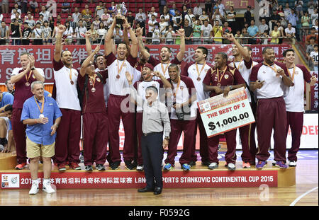 Qingyuan, la Cina della provincia di Guangdong. Il 7 agosto, 2015. Terzo posto-vincitore Venezuela celebrano durante la cerimonia di premiazione del Stankovic Continental Cup 2015 in Qingyuan, Cina del sud della provincia di Guangdong, 7 Agosto, 2015. Credito: Liang Xu/Xinhua/Alamy Live News Foto Stock