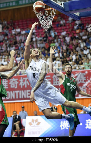 Qingyuan, la Cina della provincia di Guangdong. Il 7 agosto, 2015. Nuova Zelanda Isacco Fotu (C) germogli durante la finale contro il Messico a Stankovic Continental Cup 2015 in Qingyuan, Cina del sud della provincia di Guangdong, 7 Agosto, 2015. Nuova Zelanda battuto il Messico 70-66 nel finale e rivendicato il titolo dell'evento. Credito: Liang Xu/Xinhua/Alamy Live News Foto Stock