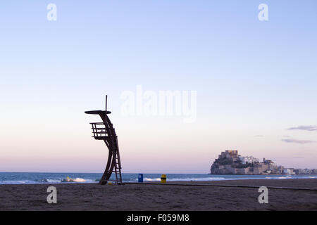 Atardecer en la playa. Torre de Vigilancia y castillo del Papa Luna al fondo Foto Stock