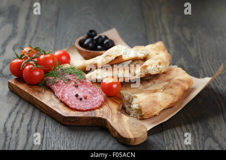 Pane Pita salame e verdure sul tavolo Foto Stock