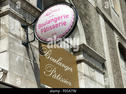 Cartello fuori bakers shop & pasticceria nel centro di Pau, Francia Foto Stock