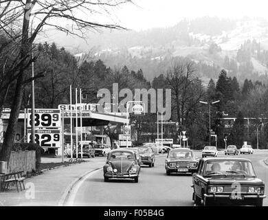 Trasporti / trasporto, auto, stazione di benzina, stazione di benzina 'Shell', Garmisch-Partenkirchen, 26.3.1974, diritti-aggiuntivi-clearences-non disponibile Foto Stock