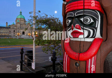 Più in anticipo le Prime Nazioni del totem pole e edifici legislativa a predawn-Victoria, British Columbia, Canada. Foto Stock