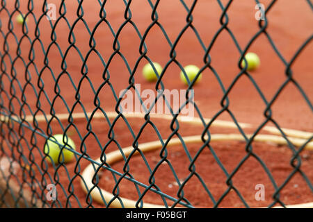 Gruppo di palle da tennis su corte Foto Stock