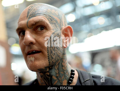 Berlino, Germania. Il 7 agosto, 2015. Un uomo mostra il suo tatuaggio al Tattoo Convention di Berlino, Germania, 7 agosto 2015. Foto: BRITTA PEDERSEN/DPA/Alamy Live News Foto Stock