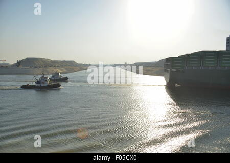 Le navi che passa nel nuovo canale di Suez durante la cerimonia di apertura dopo espansione capacità aumentata e una riduzione dei tempi di attesa. Foto Stock