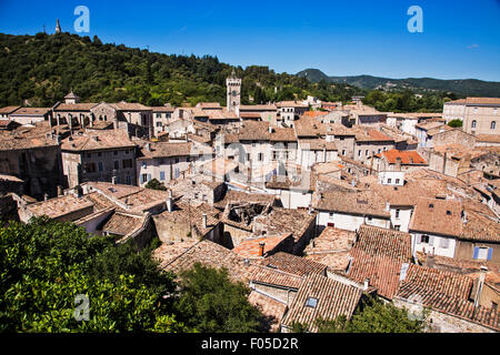 Viviers, situato sulle rive del Rodano in Francia meridionale, è un ben conservato centro città... Foto Stock