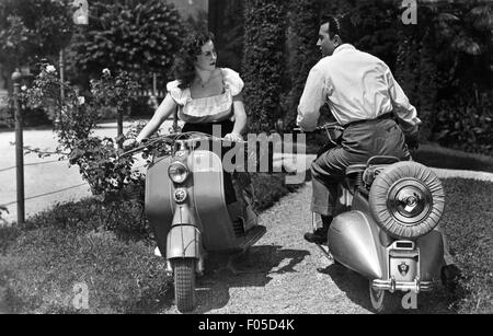 Trasporti / trasporto, moto, donna e uomo su 'NSU - Lambrettaa' scooter a motore, anni '50, diritti aggiuntivi-clearences-non disponibile Foto Stock