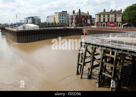 Victoria Pier dal fiume Humber a Hull in Inghilterra. La Minerva pub sorge sul lungomare. Foto Stock