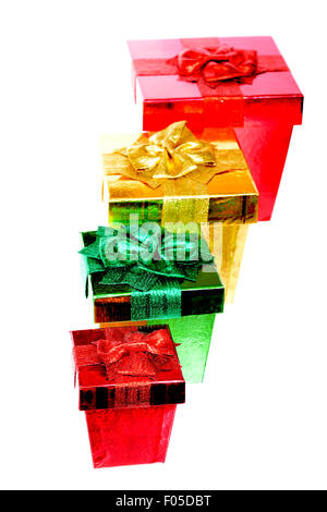 Dimensione diversa confezione regalo isolato su uno sfondo bianco Foto Stock