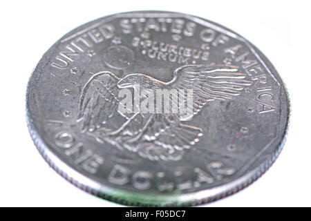 Immagine ravvicinata di un silver dollar coin che mostra un bold eagle isolato su bianco Foto Stock