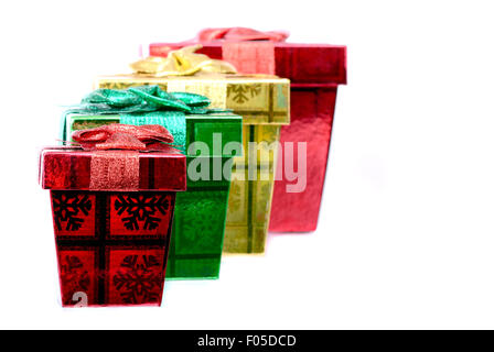 Varie confezioni regalo isolato su uno sfondo bianco Foto Stock
