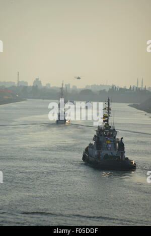 Le navi che passa nel nuovo canale di Suez durante la cerimonia di apertura dopo espansione capacità aumentata e una riduzione dei tempi di attesa. Foto Stock