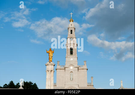 Davanti la chiesa del Santuario di Nostra Signora,Fatima, Portogallo Foto Stock