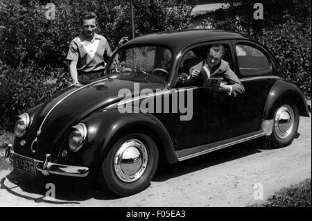 Trasporto / trasporto, auto, varianti di veicoli, Volkswagen, VW tipo 1 Beetle, due uomini con scarabeo, Germania, 1948 - 1956, diritti-aggiuntivi-clearences-non disponibile Foto Stock