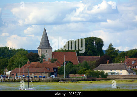 Vista del West Sussex villaggio di Bosham. La chiesa del villaggio e cottage con il tetto di paglia sono prossimi al fango appartamenti a bassa marea. Foto Stock