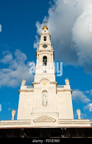 Davanti la chiesa del Santuario di Nostra Signora,Fatima, Portogallo Foto Stock