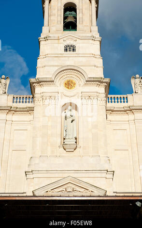 Davanti la chiesa del Santuario di Nostra Signora,Fatima, Portogallo Foto Stock