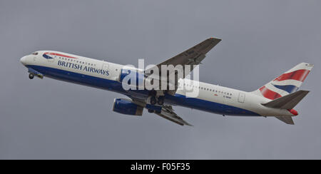 British Airways Boeing 767 G-BNWI decollo dall aeroporto di Heathrow LHR Foto Stock