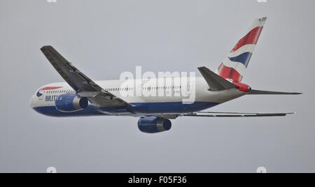 British Airways Boeing 767 G-BNWI decollo dall aeroporto di Heathrow LHR Foto Stock