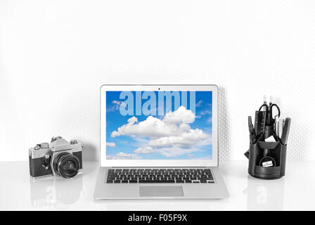 Stazione di lavoro con forniture da ufficio e di analoge fotocamera vintage. Workplace Mock up con display del prodotto Foto Stock